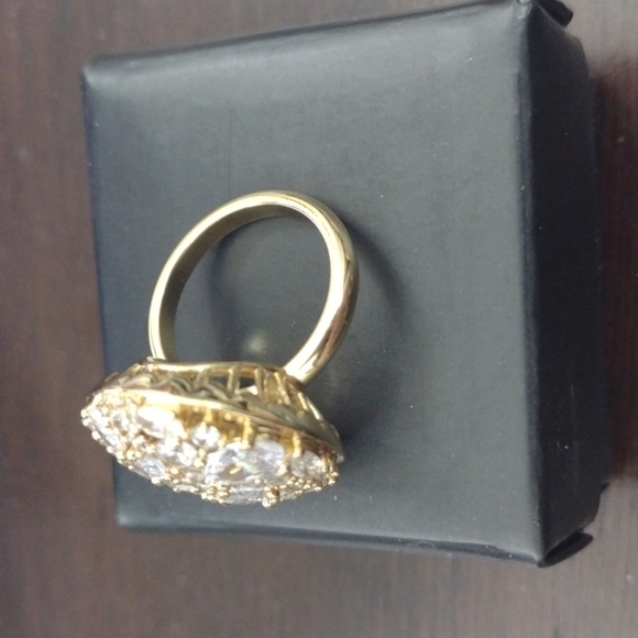 Avon Ring Iconic Statement NIB Goldtone Crystal rare - Picture 3 of 8